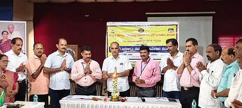 ಉಡುಪಿಯ ಬ್ರಹ್ಮಗಿರಿಯಲ್ಲಿ ನಡೆದ ಎಸ್​ಕೆಡಿಆರ್​ಡಿಪಿ ಸಭೆಯನ್ನು ಸತ್ಯಾನಂದ ನಾಯಕ್​ ಉದ್ಘಾಟಿಸಿದರು. ಸುರೇಂದ್ರ ನಾಯ್ಕ್​, ಗಣೇಶ್​ ಆಚಾರ್ಯ, ರಾಜು ಪೂಜಾರಿ ಉಪ್ಪೂರು, ಬಾಲಚಂದ್ರ, ಶಿವಕುಮಾರ್​ ಅಂಬಲಪಾಡಿ ಇತರರಿದ್ದರು.
