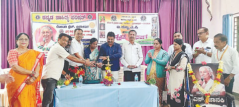 ಸಕಲೇಶಪುರ ಪ್ರಥಮ ದರ್ಜೆ ಕಾಲೇಜಿನಲ್ಲಿ ಆಯೋಜಿಸಿದ್ದ ಎಸ್.ಜಾನಕಿ ಅವರ ನುಡಿ ನಮನ ಹಾಗೂ ಸ್ಮರಣೋತ್ಸವ ಕಾರ್ಯಕ್ರಮದಲ್ಲಿ ರವಿ ನಾಕಲಗೋಡು ಮಾತನಾಡಿದರು.ಉದಯರವಿ, ರವಿ, ಶಾರದಾ ಗುರುಮೂರ್ತಿ, ಯೋಗೇಶ್ ಮತ್ತಿತರರಿದ್ದರು.