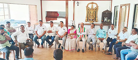 ವಡೂರು ಗ್ರಾಮದಲ್ಲಿ ಇತ್ತೀಚೆಗೆ ನಡೆದ ಬೆಳಗೋಡು ಜಿಲ್ಲಾ ಪಂಚಾಯಿತಿ ಮಟ್ಟದ ಕಾಂಗ್ರೆಸ್ ಮುಖಂಡರ ಸಭೆಯಲ್ಲಿ ಸಲೀಂ ಕೊಲ್ಲಹಳ್ಳಿ, ಎಡೆಹಳ್ಳಿ ಮಂಜುನಾಥ್, ಸಯ್ಯದ್ ಮುಫೀಜ್, ಬೈಕೆರೆ ದೇವರಾಜ್, ತಾರಾ ಮಹೇಶ್ ಇದ್ದರು.