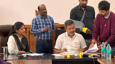 ಸಕಲೇಶಪುರದ ಕಂದಾಯ ಇಲಾಖೆಯಲ್ಲಿ ಶನಿವಾರ ಹಮ್ಮಿಕೊಂಡಿದ್ದ ಬಗರ್ ಹುಕುಂ ಸಮಿತಿ ಸಭೆಯಲ್ಲಿ   ಶಾಸಕ ಸಿಮೆಂಟ್ ಮಂಜು ಮಾತನಾಡಿದರು.  ಸಮಿತಿ ಸದಸ್ಯರಾದ ಉದಯ,ದೇವರಾಜ್ ಇತರರು ಉಪಸ್ಥಿತರಿದ್ದರು.