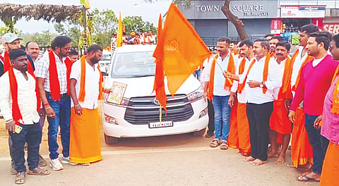 ಸಕಲೇಶಪುರ: ಪಟ್ಟಣದಲ್ಲಿ ದತ್ತಮಾಲಾ ಅಭಿಯಾನಕ್ಕೆ ಗುರುವಾರ ಶಾಸಕ ಸಿಮೆಂಟ್ ಮಂಜು ಚಾಲನೆ ನೀಡಿದರು. ಬಜರಂಗದಳದ ಮುಖಂಡರಾದ ವಿಜಿ ಕುಮಾರ್, ವಿಷ್ಣು ರಾವ್, ಮಹೇಂದ್ರ, ತಾಲೂಕು ಬಿಜೆಪಿ ಅಧ್ಯಕ್ಷ ವಲಳಹಳ್ಳಿ ಅಶ್ವತ್ಥ್ ಇತರರು ಇದ್ದರು. 