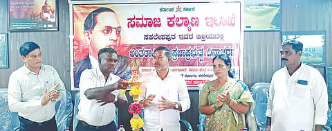   ಸಕಲೇಶಪುರ ತಾಪಂನಲ್ಲಿ ಆಯೋಜಿಸಿದ್ದ ವಿಶ್ವ ಪ್ರಜಾಪ್ರಭುತ್ವ ದಿನಾಚರಣೆ ಕಾರ್ಯಕ್ರಮವನ್ನು ಶಾಸಕ ಸಿಮೆಂಟ್ ಮಂಜು ಉದ್ಘಾಟಿಸಿದರು. ಸತ್ಯೇಂದ್ರಕುಮಾರ್ ಇತರರು ಇದ್ದರು.