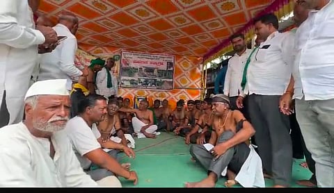 ಜಮಖಂಡಿ ತಾಲೂಕಿನ ಚಿಕ್ಕಲಕಿ-ತೊದಲಬಾಗಿ ಏತ ನೀರಾವರಿ ಯೋಜನೆ ಕಾಮಗಾರಿ ಪೂರ್ಣಗೊಳಿಸುವಂತೆ ರೈತರು ಚಿಕ್ಕಲಕಿ ಕ್ರಾಸ್‌ನಲ್ಲಿ ಬೃಹತ್ ಪ್ರತಿಭಟನೆ ನಡೆಸಿ ಆಕ್ರೋಶ ವ್ಯಕ್ತಪಡಿಸಿದರು. ರೈತರು, ಗ್ರಾಮಸ್ಥರು ಹಾಗೂ ವ್ಯಾಪಾರಸ್ಥರು ಇತರರಿದ್ದರು.