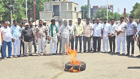 ಸಿಂದಗಿ ನಗರದ ಬಸವೇಶ್ವರ ವೃತ್ತದಲ್ಲಿ ಮುಖ್ಯಮಂತ್ರಿ ಸ್ಥಾನಕ್ಕೆ ಸಿದ್ದರಾಮಯ್ಯನವರ ರಾಜೀನಾಮೆ ಖಂಡಿಸಿ ಸಿಂದಗಿ ಹಾಗೂ ಆಲಮೇಲ ಕುರುಬ ಸಂಘ ಮತ್ತು ಅಹಿಂದ ವರ್ಗದ ಕಾರ್ಯಕರ್ತರು ಕೈಗೆ ಕಪ್ಪು ಬಟ್ಟೆ ಧರಿಸಿ ಟೈಯರ್‌ಗೆ ಬೆಂಕಿ ಹಚ್ಚಿ ಪ್ರತಿಭಟಿಸಿದರು.  ನಿಂಗಣ್ಣ ಬುಳ್ಳಾ, ಸಿದ್ದು ಕೆರಿಗೊಂಡ, ಶಿವಾನಂದ ಗಣಿಹಾರ, ದತ್ತು ಎಡಗಿ ಮತ್ತಿತರಿದ್ದರು.