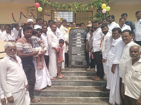 ಅರಳಹಳ್ಳಿ ಗ್ರಾಮದಲ್ಲಿ ಭಾನುವಾರ ಸರ್ಕಾರಿ ಪ್ರೌಢಶಾಲೆ ಕಟ್ಟಡವನ್ನು ಶಾಸಕ ಆರ್.ಬಸನಗೌಡ ತುರ್ವಿಹಾಳ ಉದ್ಘಾಟಿಸಿದರು. ಕೆಪಿಸಿಸಿ ಸದಸ್ಯ ವೆಂಕಟೇಶ್ವರ ನಲ್ಲಾ, ಚಂದ್ರಶೇಖರ ಪೊಪಾ, ರವಿಗೌಡ ಮಲ್ಲದಗುಡ್ಡ, ಶೇಖರಗೌಡ ವಿರುಪಾಪುರ, ಭೀಮಣ್ಣ ಉಪ್ಪಲದೊಡ್ಡಿ ಇತರರಿದ್ದರು.