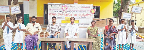 ದುಗ್ಗಮ್ಮನಗುಂಡ ಗ್ರಾಮದ ಸರ್ಕಾರಿ ಕಿಪ್ರಾ ಶಾಲೆಯಲ್ಲಿ ಸಂಭ್ರಮ ಶನಿವಾರ ಕಾರ್ಯಕ್ರಮದಲ್ಲಿ ವಿದ್ಯಾರ್ಥಿಗಳಿಗೆ ಮಾದಕ ವಸ್ತುಗಳ ದುರುಪಯೋಗ ತಡೆಗಟ್ಟುವಿಕೆ ಕುರಿತು ಜಾಗೃತಿ ಮೂಡಿಸಲಾಯಿತು. ಮುಖ್ಯಶಿಕ್ಷಕ ಶಂಕರ ದೇವರ ಹಿರೇಮಠ, ಶಿಕ್ಷಕ ಪ್ರದೀಪ್‌ಕುಮಾರ, ಅಂಗನವಾಡಿ ಶಿಕ್ಷಕಿ ಭಾಗ್ಯಶ್ರೀ, ಮುಖ್ಯ ಅಡುಗೆ ತಯಾರಕಿ ರೇಣುಕಾ ಹಾಗೂ ವೆಂಕಟೇಶ ಇದ್ದರು. 