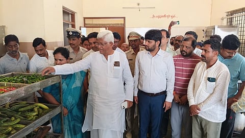 ಸಿಂಧನೂರಿನ ಅಲ್ಪಸಂಖ್ಯಾತರ ಬಾಲಕಿಯರ ವಸತಿ ನಿಲಯಕ್ಕೆ ಶುಕ್ರವಾರ ಶಾಸಕ ಹಂಪನಗೌಡ ಬಾದರ್ಲಿ ಭೇಟಿ ನೀಡಿ, ತರಕಾರಿ ಪರಿಶೀಲಿಸಿದರು. ತಹಸೀಲ್ದಾರ್ ಅರುಣ್ ದೇಸಾಯಿ, ತಾಪಂ ಇಒ ಚಂದ್ರಶೇಖರ ಗುಂಜಳ್ಳಿ, ಡಿವೈಎಸ್ಪಿ ಚಂದ್ರಶೇಖರ ನಾಯಕ ಇತರರಿದ್ದರು.