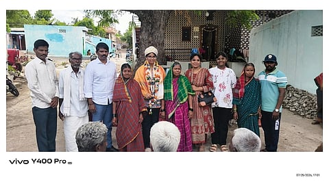 ನೀಟ್‌ನಲ್ಲಿ ಉತ್ತಮ ಅಂಕ ಪಡೆದ ಗೋನವಾರ ಗ್ರಾಮದ ಪಲ್ಲವಿ ಅವರನ್ನು ಗ್ರಾಮಸ್ಥರು ಸನ್ಮಾನಿಸಿದರು. ವಿದ್ಯಾರ್ಥಿನಿ ಪಾಲಕರಾದ ರಾಮಚಂದ್ರ, ಸುನೀತಾ ಇತರರಿದ್ದರು. 