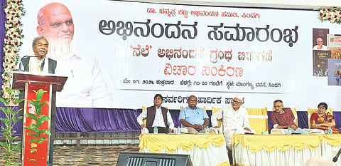ಸಿಂದಗಿ ನಗರದಲ್ಲಿ ಡಾ.ಚನ್ನಪ್ಪ ಕಟ್ಟಿ ಅವರ ಅಭಿನಂದನ ಸಮಾರಂಭದಲ್ಲಿ ಡಾ.ಕಟ್ಟಿ ಸಾಹಿತ್ಯ ಮುಖಾಮುಖಿ ವಿಚಾರ ಸಂಕೀರ್ಣದಲ್ಲಿ ಡಾ. ಬಾಳಾಸಾಹೇಬ ಲೋಕಾಪೂರ ಮಾತನಾಡಿದರು. ಹ.ಮ. ಪೂಜಾರ, ಎ.ಆರ್. ಲಲಿತಾಂಬಾ, ಡಾ.ಎ್.ಟಿ.ಹಳ್ಳಿಕೇರಿ ಮತ್ತಿತರರಿದ್ದರು.