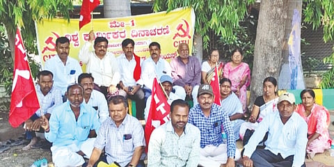 ಸಿಂದಗಿ ನಗರದ ಡಾ. ಬಿ.ಆರ್. ಅಂಬೇಡ್ಕರ್ ವೃತ್ತದಲ್ಲಿ ಸಿಪಿಐಎಂ ಕಾರ್ಯಕರ್ತರು ಕಾರ್ಮಿಕರ ದಿನ ಆಚರಿಸಿದರು. ರಮೇಶ ಸಾಸಾಬಾಳ, ಅಣ್ಣಾರಾಯ ಈಳಗೇರ, ಸರಸ್ವತಿ ಮಠ ಮತ್ತಿತರರಿದ್ದರು.