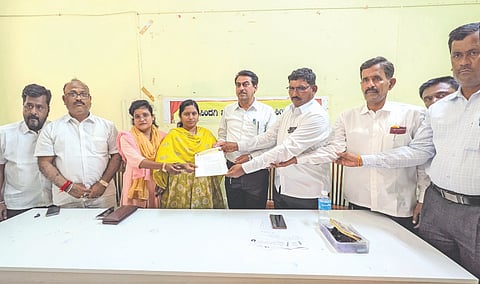 ಸಿಂದಗಿ ವಕೀಲರ ಸಂಘದಿಂದ ಎಸ್.ಐ. ಶ್ರೀಕಾಂತ ಕಾಂಬಳೆ ಹಾಗೂ ಪೊಲೀಸ್ ಸಿಬ್ಬಂದಿ ಭಜಂತ್ರಿ ಅವರನ್ನು ಅಮಾನತು ಮಾಡಬೇಕೆಂದು ಉಪ ತಹಸೀಲ್ದಾರ್ ಮೂಲಕ ವಕೀಲರ ರಾಜ್ಯಪಾಲರಿಗೆ ಹಾಗೂ ಗಹ ಸಚಿವರಿಗೆ ಮನವಿ ಸಲ್ಲಿಸಲಾಯಿತು. ಎಸ್.ಬಿ. ಪಾಟೀಲ ಗುಂದಗಿ, ರಾಜಶೇಖರ ಚೌರ, ಎಸ್.ಬಿ. ಖಾನಾಪೂರ ಮತ್ತಿತರರಿದ್ದರು.