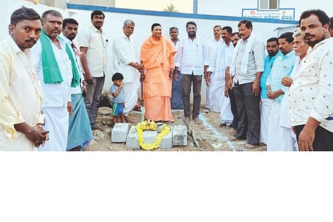  ಸಿಂಧನೂರು ತಾಲೂಕಿನ ತುರ್ವಿಹಾಳದಲ್ಲಿ ಕಿತ್ತೂರು ರಾಣಿ ಚನ್ನಮ್ಮ ವೃತ್ತ ನಿರ್ಮಾಣಕ್ಕೆ ಪುರವರಮಠದ ಅಮರಗುಂಡಯ್ಯ ಶಿವಾಚಾರ್ಯರು ಭೂಮಿ ಪೂಜೆ ನೆರವೇರಿಸಿದರು. ಪಪಂ ಅಧ್ಯಕ್ಷ ಬಾಪುಗೌಡ ದೇವರಮನಿ, ಮಾಜಿ ಸದಸ್ಯ ಶರಣೇಗೌಡ ದೇವರಮನಿ, ವಿಎಸ್‌ಎಸ್‌ಎನ್ ನಿರ್ದೇಶಕ ಹನುಮಂತಗೌಡ ಧುಮತಿ, ಪ್ರಮುಖರಾದ ದೊಡ್ಡಪ್ಪ ನವಲಹಳ್ಳಿ, ಕೋಮಾರೆಪ್ಪ ಪವಾಡಶಟ್ಟಿ, ಮಹಾಂತೇಶ ಸಜ್ಜನ ಇತರರಿದ್ದರು.