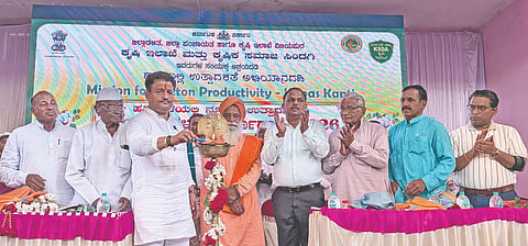 ಸಿಂದಗಿ ತಾಲೂಕಿನ ರಾಂಪೂರ ಪಿಎ ಗ್ರಾಮದಲ್ಲಿ ನಡೆದ ಹತ್ತಿ ಬೆಳೆ ಉತ್ಪಾದನೆಯಲ್ಲಿ ಅಧಿಕ ಇಳುವರಿ ಹಾಗೂ ಆಧುನಿಕ ಕಷಿ ತಂತ್ರಜ್ಞಾನ ಅಳವಡಿಕೆ ಕುರಿತ ದಿನದ ಕಾರ್ಯಾಗಾರಕ್ಕೆ ಶಾಸಕ ಎ.ಎಂ.ಮನಗೂಳಿ ಉದ್ಘಾಟಿಸಿದರು. ಡಾ.ಎ.ಪಿ. ಬಿರಾದಾರ, ಡಾ.ಎಸ್.ಎಂ.ನಿಡಗುಂದಿ, ಪ್ರಶಾಂತ ಸಾಣಿ ಮತ್ತಿತರರಿದ್ದರು.