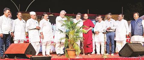 ಸಿಂದಗಿ ನಗರದಲ್ಲಿ ಹಮ್ಮಿಕೊಂಡಿದ್ದ ಡಾ.ಬಿ.ಆರ್.ಅಂಬೇಡ್ಕರ ಅವರ ೧೩೫ನೇ ಜಯಂತ್ಯುತ್ಸವ ಕಾರ್ಯಕ್ರಮವನ್ನು ಮಾಜಿ ಶಾಸಕ ಶರಣಪ್ಪ ಸುಣಗಾರ ಉದ್ಘಾಟಿಸಿದರು. ಸಂಗಪಾಲ ಬಂತೇಜಿ, ಮಾಜಿ ಶಾಸಕ ಪ್ರೊ. ರಾಜು ಆಲಗೂರ, ರಮೇಶ ಭೂಸನೂರ, ಶಾಂತವೀರ ಬಿರಾದಾರ ಇತರರಿದ್ದರು.