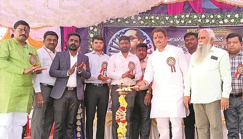 ಸಿಂದಗಿ ನಗರದ ಡಾ. ಬಿ.ಆರ್. ಅಂಬೇಡ್ಕರ್ ಭವನದಲ್ಲಿ ಅಂಬೇಡ್ಕರವರ ೧೩೫ನೇ ಜಯಂತ್ಯುತ್ಸವ ಕಾರ್ಯಕ್ರಮವನ್ನು ಶಾಸಕ ಅಶೋಕ ಮನಗೂಳಿ ಉದ್ಘಾಟಿಸಿದರು. ಡಾ. ಕರಿಗೋಳೇಶ್ವರ ಪರತಾಬಾದ, ತಹಸೀಲ್ದಾರ್ ಕರೆಪ್ಪ ಬೆಳ್ಳಿ, ಪೌರಾಯುಕ್ತ ಎಸ್. ರಾಜಶೇಖರ, ರಾಮು ಅಗ್ನಿ, ಭವಾನಿ ಪಾಟೀಲ ಇತರರಿದ್ದರು.