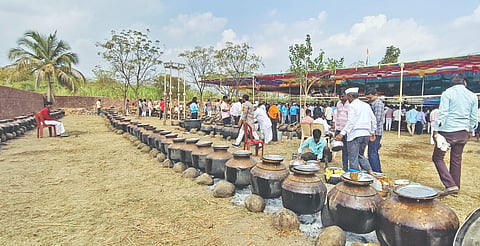 ಸಿಂದಗಿ ತಾಲೂಕಿನ ಆಹೇರಿ ಗ್ರಾಮದಲ್ಲಿ ಜಾತ್ರಾ ವಿಶೇಷವಾಗಿ 150ಕ್ಕೂ ಹೆಚ್ಚು ತಾಮ್ರದ ಹಂಡೆಗಳಲ್ಲಿ ಸಿದ್ಧ ಪಡೆಸಿದ ವಿಶೇಷ ಖಾದ್ಯ ಭಜ್ಜಿ ಪಲ್ಯೆ.