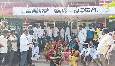ಆತ್ಮಹತ್ಯೆಗೆ ಪ್ರಚೋದನೆ ನೀಡಿದ ಯುವಕನನ್ನು ಬಂಧಿಸುವಂತೆ ಆಗ್ರಹಿಸಿ ಸಿಂದಗಿ ನಗರದ ಪೊಲೀಸ್ ಠಾಣೆ ಎದುರು ಆತ್ಮಹತ್ಯೆಗೆ ಶರಣಾಗಿದ್ದ ಯುವತಿಯ ಕುಟುಂಬಸ್ಥರು ಹಾಗೂ ಗ್ರಾಮಸ್ಥರು ಪೊಲೀಸ್ ಠಾಣೆ ಎದುರು ಪ್ರತಿಭಟನೆ ನಡೆಸಿದರು.