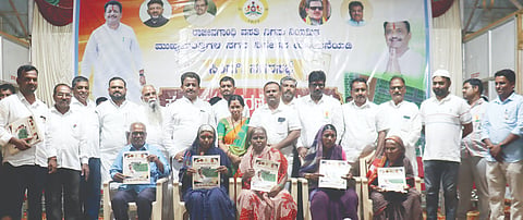 ಸಿಂದಗಿ ನಗರದ ರಾಜರಾಜೇಶ್ವರಿ ಕಲ್ಯಾಣ ಮಂಟಪದಲ್ಲಿ ಶಾಸಕ ಅಶೋಕ ಮನಗೂಳಿ ಅರ್ಹ ಲಾನುಭವಿಗಳಿಗೆ ನಿವೇಶನದ ಹಕ್ಕು ಪತ್ರ ನೀಡಿದರು. ಪೌರಾಯುಕ್ತ ರವಿ ಶಿರಗುಪ್ಪಿ, ಹಣಮಂತ ಸುಣಗಾರ, ಭೀಮು ರೋಡಗಿ, ಸಿದ್ದು ಅಂಗಡಿ, ನಬಿರಸೂಲ್ ಉಸ್ತಾದ ಮತ್ತಿತರರಿದ್ದರು.