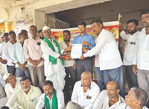 ಸಿಂದಗಿ ನಗರದಲ್ಲಿ ರಜಪೂತ ಅಭಿವೃದ್ಧಿ ಮಂಡಳಿ ಸ್ಥಾಪಿಸುವಂತೆ ಪ್ರತಿಭಟನಾ ಜಾಥಾ ಮೂಲಕ ತಹಸೀಲ್ದಾರ್ ಕರೆಪ್ಪ ಬೆಳ್ಳಿ ಅವರಿಗೆ ಮನವಿ ಸಲ್ಲಿಸಲಾಯಿತು. ಶಿವಲಾಲಸಿಂಗ್ ರಜಪೂತ, ದಶರಥಸಿಂಗ್ ರಜಪೂತ, ಹೀರಾಸಿಂಗ್ ರಜಪೂತ ಸೇರಿ ಮತ್ತಿತರರಿದ್ದರು.