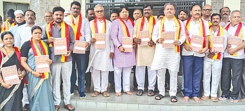 ಸಿಂದಗಿ ನಗರದಲ್ಲಿ ವಿಜಯಪುರ ಜಿಲ್ಲಾ 21ನೇ ಕನ್ನಡ ಸಾಹಿತ್ಯ ಸಮ್ಮೇಳನದ ಆಮಂತ್ರಣ ಪತ್ರಿಕೆಯನ್ನು ಶಾಸಕ ಅಶೋಕ ಮನಗೂಳಿ ಬಿಡುಗಡೆಗೊಳಿಸಿದರು. ಹಾಸಿಂಪೀರ ವಾಲಿಕಾರ, ಎಂ.ಸಿ.ಪಟ್ಟಣಶೆಟ್ಟಿ, ವೈ.ಸಿ.ಮಯೂರ ಅಶೋಕ ಅಲ್ಲಾಪೂರ ಮತ್ತಿತರರಿದ್ದರು.