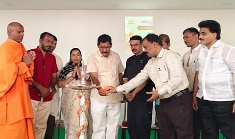 ಸಿಂಧನೂರಿನಲ್ಲಿ ಶನಿವಾರ ತಾಲೂಕು ಖಾಸಗಿ ಶಿಕ್ಷಣ ಸಂಸ್ಥೆಗಳ ಒಕ್ಕೂಟ, ರಾಮಕೃಷ್ಣ ಆಶ್ರಮ ಹಾಗೂ ತತ್ವಂ ಸಂಸ್ಥೆ ಸಂಯುಕ್ತಾಶ್ರಯದಲ್ಲಿ ಆಯೋಜಿಸಿದ್ದ ವಿಶೇಷ ಪ್ರಬೋಧನಾ ಕಾರ್ಯಾಗಾರವನ್ನು ಒಕ್ಕೂಟದ ಗೌರವಾಧ್ಯಕ್ಷ ಡಾ.ಕೆ.ಶಿವರಾಜ ಉದ್ಘಾಟಿಸಿದರು. ತತ್ವಂ ಸಂಸ್ಥೆಯ ಪ್ರತಿನಿಧಿ ಪ್ರದೀಪ್ ನಟರಾಜ್, ರಾಮಕೃಷ್ಣ ವಿವೇಕಾನಂದ ಆಶ್ರಮದ ಸದಾನಂದ ಸ್ವಾಮೀಜಿ, ಡಾ. ಶಿವರಾಜ, ಸತೀಶ್ ಇತರರಿದ್ದರು.