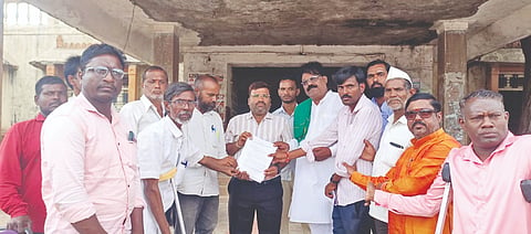 ಸಿಂದಗಿ ನಗರದಲ್ಲಿ ಕಂದಾಯ ಅಧಿಕಾರಿಗೆ ವಿಜಯಪುರ ಜಿಲ್ಲೆಯ ಹೋರಾಟ ಸಮಿತಿಯ ಹೋರಾಟಗಾರರು 371(ಜೆ) ಮೀಸಲಾತಿಗೆ ವಿಜಯಪುರ ಜಿಲ್ಲೆಯನ್ನು ಸೇರಿಸಲು ಆಗ್ರಹಿಸಿ ಮುಖ್ಯಮಂತ್ರಿಗೆ ಮನವಿ ಸಲ್ಲಿಸಿದರು. ಲಾಯಪ್ಪ ಇಂಗಳೆ, ಎನ್. ಸುರೇಶ ಕುಮಾರ, ರಾಮಚಂದ್ರ ಮೂಡಗಿ, ವಿನೋದ ಖೇಡ ಮತ್ತಿತರರಿದ್ದರು.