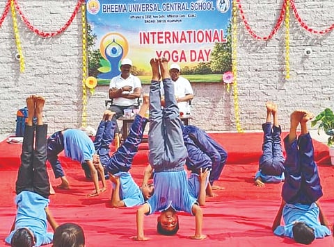 ಸಿಂದಗಿ ಪಟ್ಟಣದ ಭೀಮಾ ಯೂನಿವರ್ಸಲ್ ಸೆಂಟ್ರಲ್ ಸ್ಕೂಲ್‌ನಲ್ಲಿ ನಡೆದ ಅಂತಾರಾಷ್ಟ್ರೀಯ ಯೋಗ ದಿನ ಕಾರ್ಯಕ್ರಮದಲ್ಲಿ ವಿದ್ಯಾರ್ಥಿಗಳು ವಿವಿಧ ಆಸನಗಳನ್ನು ಪ್ರದರ್ಶಿಸಿದರು.