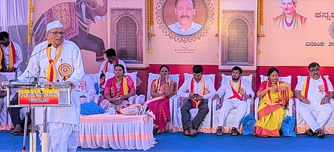 ಸಿಂದಗಿ ನಗರದ ಎಚ್.ಜಿ. ಕಾಲೇಜ್ ಆವರಣದಲ್ಲಿ ನಡೆದ 21ನೆಯ ಕನ್ನಡ ಸಾಹಿತ್ಯ ಸಮ್ಮೇಳನದ ಸರ್ವಾಧ್ಯಕ್ಷ ಹ.ಮ. ಪೂಜಾರ ಮಾತನಾಡಿದರು. ಹಾಸಿಂಪೀರ ವಾಲಿಕಾರ, ಮಾಧವ ಗುಡಿ, ಶಿಲ್ಪಾ ಭಸ್ಮೆ, ಅಭಿಷೇಕ ಚಕ್ರವರ್ತಿ ಇತರರಿದ್ದರು.
