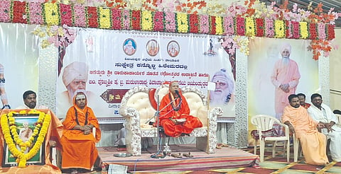 ಸಿಂದಗಿ ತಾಲೂಕಿನ ಕನ್ನೊಳ್ಳಿ ಹಿರೇಮಠದಲ್ಲಿ ಹಮ್ಮಿಕೊಂಡಿದ್ದ ಜಗದ್ಗುರು ದಾರುಕಾಚಾರ್ಯರ ನೂತನ ರಥೋತ್ಸವÀ ಹಾಗೂ ಲಿಂ. ಮರುಳಾರಾಧ್ಯ ಶಿವಾಚಾರ್ಯರ 112ನೇ ಜಯಂತ್ಯುತ್ಸವ ನಿಮಿತ್ತ ನಡೆದ ಜನಜಾಗೃತಿ ಧರ್ಮಸಭೆಯ ಸಾನ್ನಿಧ್ಯವಹಿಸಿ ಶ್ರೀಶೈಲ ಜಗದ್ಗುರು ಡಾ. ಚನ್ನಸಿದ್ಧರಾಮ ಶಿವಾಚಾರ್ಯ ಆಶೀರ್ವಚನ ನೀಡಿದರು. ಯರಡೋಣಿ ಅಮರೇಶ ಶಾಸಿö, ಸಿದ್ಧಲಿಂಗ ಶಿವಾಚಾರ್ಯ, ವೀರ ಮಹಾಂತ ಶಿವಾಚಾರ್ಯ ಮತ್ತಿತರರಿದ್ದರು.