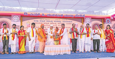 ಸಿಂದಗಿ ನಗರದ ಎಚ್.ಜಿ. ಕಾಲೇಜ್ ಆವರಣದಲ್ಲಿ ನಡೆದ 21ನೇ ಕನ್ನಡ ಸಾಹಿತ್ಯ ಸಮ್ಮೇಳನವನ್ನು ಶಾಸಕ ಅಶೋಕ ಮನಗೂಳಿ ಸಸಿಗೆ ನೀರುಣಿಸಿ ಉದ್ಘಾಟಿಸಿದರು. ಸರ್ವಾಧ್ಯಕ್ಷ ಹ.ಮ.ಪೂಜಾರ, ಹಾಸಿಂಪೀರ ವಾಲಿಕಾರ, ಮಾಧವ ಗುಡಿ, ಶಿಲ್ಪಾ ಭಸ್ಮೆ, ಅಭಿಷೇಕ ಚಕ್ರವರ್ತಿ, ಅಶೋಕ ಕೋಳಾರಿ, ಸಂತೋಷ ಸಾಲಿ, ಡಾ.ಭುವನೇಶ್ವರಿ ಮೇಲಿನಮಠ, ಮಹಾಂತೇಶ ಪಟ್ಟಣಶೆಟ್ಟಿ, ಅಶೋಕ ಗಾಯಕವಾಡ ಮತ್ತಿತರರಿದ್ದರು.