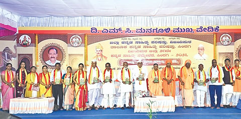 ಸಿಂದಗಿ ನಗರದ ಎಚ್.ಜಿ. ಕಾಲೇಜು ಆವರಣದಲ್ಲಿ ನಡೆದ 21ನೇ ಕನ್ನಡ ಸಾಹಿತ್ಯ ಸಮ್ಮೇಳನದ ಎರಡನೇ ವಚನ ಸಾಹಿತ್ಯ ಚಿಂತನ ಗೋಷ್ಠಿಯನ್ನು ಮಾಜಿ ಸಚಿವ ಅಪ್ಪಾಸಾಹೇಬ ಪಟ್ಟಣಶೆಟ್ಟಿ ಕಿತ್ತೂರ ರಾಣಿ ಚನ್ನಮ್ಮ ಕೃತಿಯನ್ನು ಬಿಡುಗಡೆಗೊಳಿಸಿದರು. ಸುಖದೇವಿ ಅಲಬಾಳಮಠ, ಶಿಲ್ಪಾ ಭಸ್ಮೆ, ಅಶೋಕ ಬಿರಾದಾರ ಇತರರಿದ್ದರು.