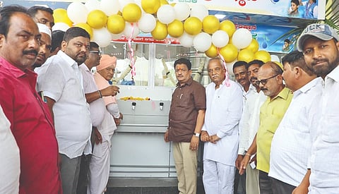 ಸಿಂದಗಿ ನಗರದ ಶ್ರೀ ಚನ್ನವೀರ ಸ್ವಾಮೀಜಿ ಬಸ್ ನಿಲ್ದಾಣದಲ್ಲಿ ದಿ. ಎಂ.ಸಿ. ಮನಗೂಳಿ ಪ್ರತಿಷ್ಠಾನದಿಂದ ಕೊಡುಗೆಯಾಗಿ ನೀಡಿದ ಶುದ್ಧ ಕುಡಿಯುವ ನೀರಿನ ಘಟಕಕ್ಕೆ ಸಾರಂಗಮಠದ ಡಾ. ಪ್ರಭುಸಾರಂಗದೇವ ಶಿವಾಚಾರ್ಯರು ಚಾಲನೆ ನೀಡಿದರು. ಶಾಸಕ ಅಶೋಕ ಮನಗೂಳಿ, ಅಶೋಕ ವಾರದ, ಶಾಂತಪ್ಪ ರಾಣಾಗೋಳ ಇತರರಿದ್ದರು.