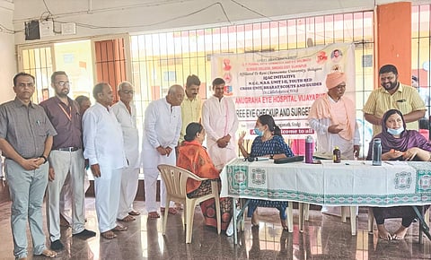 ಸಿಂದಗಿ ನಗರದ ಸಾರಂಗಮಠದಲ್ಲಿ ನಡೆದ ನೇತ್ರ ಉಚಿತ ತಪಾಸಣೆ ಮತ್ತು ಶಸ ಚಿಕಿತ್ಸಾ ಶಿಬಿರಕ್ಕೆ ಡಾ. ಪ್ರಭುಸಾರಂಗದೇವ ಶಿವಾಚಾರ್ಯರು ಚಾಲನೆ ನೀಡಿದರು. ಡಾ. ವಿಶ್ವಪ್ರಭುದೇವ ಶಿವಾಚಾರ್ಯರು, ಅಶೋಕ ವಾರದ, ದತ್ತ ಹೊಸಮಠ, ಡಾ. ವಿನೀತಾ ಇತರರಿದ್ದರು.