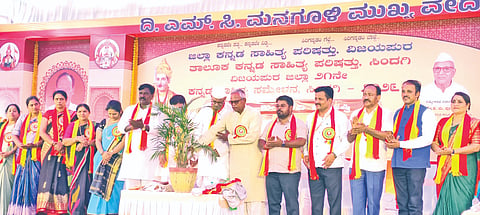 ಸಿಂದಗಿ ನಗರದಲ್ಲಿ ರಾಜ್ಯ ಲಿಂಬೆ ಅಭಿವೃದ್ಧಿ ಮಂಡಳಿ ಮಾಜಿ ಅಧ್ಯಕ್ಷ ಅಶೋಕ ಅಲ್ಲಾಪೂರ 21ನೇ ಕನ್ನಡ ಸಾಹಿತ್ಯ ಸಮ್ಮೇಳನದ ಕವಿಗೋಷ್ಠಿಯನ್ನು ಉದ್ಘಾಟಿಸಿದರು. ಸರ್ವಾಧ್ಯಕ್ಷ ಹ.ಮ.ಪೂಜಾರ, ಸವಿತಾ ಇನಾಮದಾರ, ಸಿ.ಎಂ. ಬಂಡಗಾರ, ಹಾಸಿಂಪೀರ ವಾಲಿಕಾರ ಇತರರಿದ್ದರು.