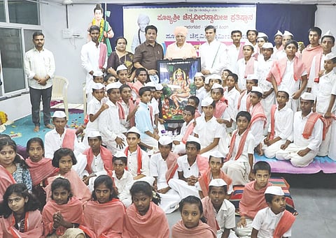 ಸಿಂದಗಿ ನಗರದ ಸಾರಂಗಮಠದಲ್ಲಿ ಪರಮಪೂಜ್ಯ ಶ್ರೀ ಚೆನ್ನವೀರ ಮಹಾಸ್ವಾಮಿಗಳ 35ನೇ ಪುಣ್ಯಸ್ಮರಣೋತ್ಸವ ಅಂಗವಾಗಿ ಹಮ್ಮಿಕೊಂಡಿದ್ದ ಕಾರ್ಯಕ್ರಮದಲ್ಲಿ ಶಾಸಕ ಎ.ಎಂ. ಮನಗೂಳಿ ಶ್ರೀಗಳಿಗೆ ರೇಣುಕಾಚಾರ್ಯ ಭಾವಚಿತ್ರ ನೀಡಿದರು. ಡಾ.ಪ್ರಭುಸಾರಂಗದೇವ ಶೀವಾಚಾರ್ಯರು, ಡಾ.ವಿಶ್ವಪ್ರಭುದೇವ ಶಿವಾಚಾರ್ಯರು, ಚಂದ್ರಕಾಂತ ಬಿರಾದಾರ ಇದ್ದರು.