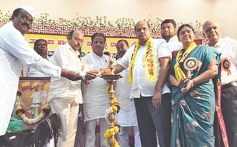 ಸಿಂದಗಿ ನಗರದಲ್ಲಿ ನಗರಾಭಿವೃದ್ಧಿ ಸಚಿವ ಡಾ. ಯತೀಂದ್ರ ಸಿದ್ದರಾಮಯ್ಯ ಕ್ರಾಂತಿವೀರ ಸಂಗೊಳ್ಳಿ ರಾಯಣ್ಣ ಜಯಂತಿ ಹಾಗೂ ಪ್ರತಿಭಾ ಪುರಸ್ಕಾರ ಸಮಾರಂಭ ಉದ್ಘಾಟಿಸಿದರು. ಬಂಡೆಪ್ಪ ಕಾಶೆಂಪೂರ, ಎ.ಎಂ. ಮನಗೂಳಿ, ರಮೇಶ ಭೂಸನೂರ ಮತ್ತಿತರರಿದ್ದರು.