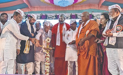 ಸಿಂದಗಿ ನಗರದ ಮಾಂಗಲ್ಯ ಭವನದಲ್ಲಿ ಸಚಿವ ಲಕ್ಷ್ಮಣ ಸವದಿ ಪ್ರತಿಭಾ ಪುರಸ್ಕಾರ ಕಾರ್ಯಕ್ರಮವನ್ನು ಉದ್ಘಾಟಿಸಿದರು. ಸಂಸದ ರಮೇಶ ಜಿಗಜಿಣಗಿ, ಶಾಸಕ ಎ.ಎಂ. ಮನಗೂಳಿ, ಮಾಜಿ ಶಾಸಕ ಆನಂದ ನ್ಯಾಮಗೌಡ, ರಮೇಶ ಭೂಸನೂರ ಮತ್ತಿತರರಿದ್ದರು.