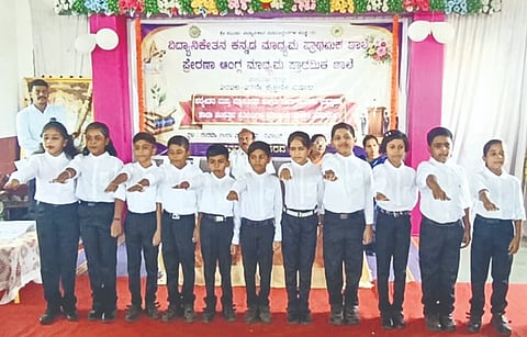 ಸಿಂದಗಿ ನಗರದ ನಾಗೂರ ಬಡವಾಣೆಯ ಪ್ರೇರಣಾ ಶಾಲೆಯಲ್ಲಿ ನಡೆದ ಶಾಲಾ ಸಂಸತ್ತಿನ ಪದಾಧಿಕಾರಿಗಳು ಪ್ರತಿಜ್ಞಾವಿಧಿ ಸ್ವೀಕರಿಸಿದರು. ರೇಖಾ ಮೊಹರೆ, ಆರ್.ಡಿ. ಕುಲಕರ್ಣಿ, ಪಿ.ಡಿ. ಕುಲಕರ್ಣಿ, ಎಂ.ಪಿ. ಬುಕ್ಕಾ ಮತ್ತಿತರರಿದ್ದರು.