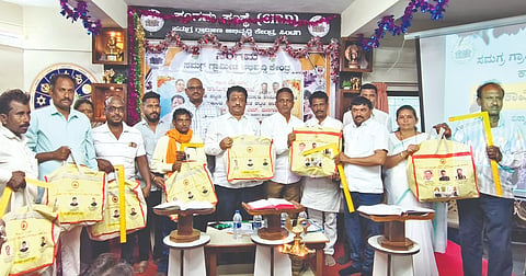 ಸಿಂದಗಿ ನಗರದಲ್ಲಿ ಶಾಸಕ ಅಶೋಕ ಮನಗೂಳಿ ಅವರು ಕಟ್ಟಡ ಕಾರ್ಮಿಕರಿಗೆ ಟೂಲ್ ಕಿಟ್ ವಿತರಿಸಿದರು. ಫಾ.ಸಂತೋಷ, ಅಶೋಕ ಕೊಳ್ಳಾರಿ, ಮಲ್ಲು ಬಗಲಿ ಸೇರಿ ಕಟ್ಟಡ ಕಾರ್ಮಿಕರಿದ್ದರು.