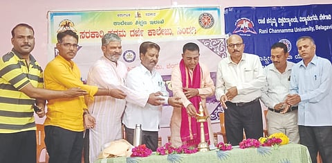 ಸಿಂದಗಿ ತಾಲೂಕಿನ ರಾಂಪೂರ ಆರೂಢಮಠದಲ್ಲಿ ನಡೆದ ಜಿ.ಎಸ್. ಶಿವರುದ್ರಪ್ಪನವರ ವಿಶೇಷ ಉಪನ್ಯಾಸ ಕಾರ್ಯಕ್ರಮವನ್ನು ನಿತ್ಯಾನಂದ ಮಹಾರಾಜರು ಉದ್ಘಾಟಿಸಿದರು. ಮಲ್ಲಿಕಾರ್ಜುನ ಮೇತ್ರಿ, ಶಂಕರ ಬೈಚಬಾಳ, ಡಾ. ಎಸ್.ಎಸ್. ಹಳಮನಿ ಮತ್ತಿತರರಿದ್ದರು.