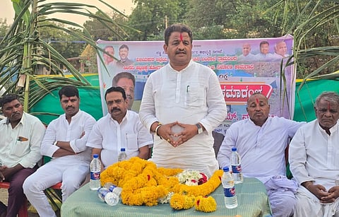 ಸಿಂದಗಿ ತಾಲೂಕಿನ ಬಂದಾಳ ಗ್ರಾಮದಲ್ಲಿ ಬ್ರಿಡ್ಜ್ ಕಾಮಗಾರಿಗೆ ಭೂಮಿ ಪೂಜೆ ನೆರವೇರಿಸಿ ಶಾಸಕ ಅಶೋಕ ಮನಗೂಳಿ ಮಾತನಾಡಿದರು. ಎನ್.ವಿ. ಕುಲಕರ್ಣಿ, ಬಸಯ್ಯ ಹಿರೇಮಠ, ವಿ.ಬಿ. ಕುರುಡೆ, ಮುತ್ತು ಮುಂಡೇವಾಡಗಿ. ದಯಾನಂದ ಹಿರೇಮಠ ಇತರರಿದ್ದರು.