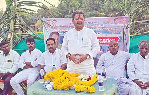 ಸಿಂದಗಿ ತಾಲೂಕಿನ ಬಂದಾಳ ಗ್ರಾಮದಲ್ಲಿ ಬ್ರಿಡ್ಜ್ ಕಾಮಗಾರಿಗೆ ಭೂಮಿ ಪೂಜೆ ನೆರವೇರಿಸಿ ಶಾಸಕ ಅಶೋಕ ಮನಗೂಳಿ ಮಾತನಾಡಿದರು. ಎನ್.ವಿ. ಕುಲಕರ್ಣಿ, ಬಸಯ್ಯ ಹಿರೇಮಠ, ವಿ.ಬಿ. ಕುರುಡೆ, ಮುತ್ತು ಮುಂಡೇವಾಡಗಿ. ದಯಾನಂದ ಹಿರೇಮಠ ಇತರರಿದ್ದರು.