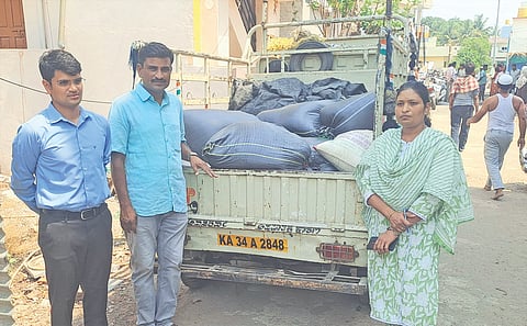 ಸಿಂದಗಿ ನಗರದಲ್ಲಿನ ಸೊಂಪೂರ ರಸ್ತೆಯಲ್ಲಿ ಅಕ್ರಮ ಅಕ್ಕಿ ಸಂಗ್ರಹಿಸಿದ್ದ ಟಾಟಾ ಏಸ್ ವಾಹನ ಮತ್ತು ಅಕ್ಕಿಯನ್ನು ವಶಕ್ಕೆ ಪಡೆಯಲಾಯಿತು. ತಹಸೀಲ್ದಾರ್ ಕರೆಪ್ಪ ಬೆಳ್ಳಿ, ಆಹಾರ ನಿರೀಕ್ಷಕಿ ವಿದ್ಯಾ ಹಿಪ್ಪರಗಿ, ಪೊಲೀಸ್ ಸಿಬ್ಬಂದಿ ಪ್ರಭುಗೌಡ ಸಾರವಾಡ ಇದ್ದರು.