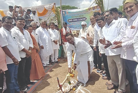 ಸಿಂದಗಿ ಪಟ್ಟಣದಲ್ಲಿ ತಳವಾರ ಸಮುದಾಯ ಭವನದ ಭೂಮಿ ಪೂಜೆಯನ್ನು ವಿಧಾನ ಪರಿಷತ್ ಸದಸ್ಯ ತಿಪ್ಪಣ್ಣ ಕಮಕನೂರ ನೆರವೇರಿಸಿದರು. ಶಾಸಕ ಎ.ಎಂ. ಮನಗೂಳಿ, ಮಾಜಿ ಶಾಸಕ ಶರಣಪ್ಪ ಸುಣಗಾರ, ಶಿವಣ್ಣ ಕೊಟಾರಗಸ್ತಿ ಇತರರಿದ್ದಾರೆ.