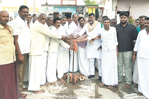 ಕಲ್ಮಂಗಿ ಗ್ರಾಮದಲ್ಲಿ ಸಿಸಿ ರಸ್ತೆ ಕಾಮಗಾರಿಗೆ ಶಾಸಕ ಆರ್.ಬಸನಗೌಡ ತುರ್ವಿಹಾಳ ಭೂಮಿಪೂಜೆ ನೆರವೇರಿಸಿದರು. ಮಸ್ಕಿ ಎಪಿಎಂಸಿ ಅಧ್ಯಕ್ಷ ಸಿದ್ದನಗೌಡ ಮಾಟೂರು, ಪ್ರಮುಖರಾದ ಭೀಮಣ್ಣ ಉಪ್ಪಲದೊಡ್ಡಿ, ಹುಲುಗಪ್ಪ ಉಪ್ಪಲದೊಡ್ಡಿ ಇತರರಿದ್ದರು.