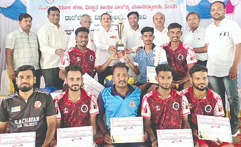 ಸಿಂದಗಿ ನಗರದ ಆಯುರ್ವೇದಿಕ್ ಕಾಲೇಜಿನ ಒಳಾಂಗಣದಲ್ಲಿ ಹಮ್ಮಿಕೊಂಡಿದ್ದ ಪುರುಷರ ವಾಲಿಬಾಲ್ ಪಂದ್ಯಾವಳಿಯಲ್ಲಿ ವಿಜೇತ ಮೂರು ತಂಡಗಳಿಗೆ ಪಾರಿತೋಷಕ ವಿತರಿಸಲಾಯಿತು. ಬಿ.ಜಿ. ನೆಲ್ಲಗಿ, ಮುತ್ತು ಮುಂಡೇವಾಡಗಿ, ಕೆ.ಎಚ್. ಸೋಮಾಪೂರ, ಪ್ರಾ. ಎ.ಆರ್. ಹೆಗ್ಗನದೊಡ್ಡಿ, ಅಂಬರೀಷ ಬಿರಾದಾರ ಹಾಗೂ ವಿಜೇತ ತಂಡದವರಿದ್ದಾರೆ.