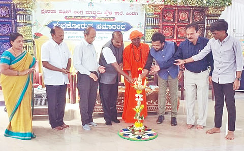 ಸಿಂದಗಿ ನಗರದ ಪ್ರೇರಣಾ ಪಬ್ಲಿಕ್ ಆಂಗ್ಲ ಮಾಧ್ಯಮ ಪ್ರೌಢಶಾಲೆಯಲ್ಲಿ ವಿದ್ಯಾರ್ಥಿಗಳ ಶುಭಕೋರುವ ಸಮಾರಂಭವನ್ನು ಆಲಮೇಲದ ಜಗದೇವ ಮಲ್ಲಿಬೊಮ್ಮಯ್ಯ ಮಹಾಸ್ವಾಮಿಗಳು ಉದ್ಘಾಟಿಸಿದರು. ಡಾ. ಬಿ.ಜಿ. ಸಜ್ಜನ, ಎಂ.ಎ. ಜುಮನಾಳ, ಎಂ.ಸಿ. ಸಿಂದಗಿ ಮತ್ತಿತರರಿದ್ದರು.