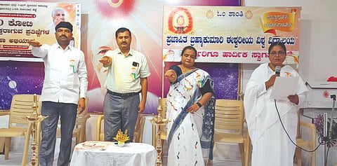 ಸಿಂದಗಿ ನಗರದಲ್ಲಿ ನಡೆದ ನಶಾಮುಕ್ತ ಭಾರತ ಅಭಿಯಾನದಲ್ಲಿ ಪ್ರತಿಜ್ಞಾವಿಧಿ ಬೋಧಿಸಲಾಯಿತು. ಪವಿತ್ರ ಅಕ್ಕ, ನಾಗರತ್ನ ಮನಗೂಳಿ, ಡಾ. ಶಂಕರರಾವ್ ದೇಶಮುಖ ಮತ್ತಿತರರಿದ್ದರು.