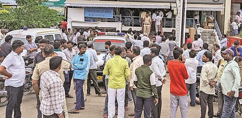 ಸಿಂದಗಿ ನಗರದ ಸ್ಥಳೀಯ ಖಾಸಗಿ ಆಸ್ಪತ್ರೆ ಎದುರು ನೆರೆದಿದ್ದ ಕುಟುಂಬಸ್ಥರು ಹಾಗೂ ಸಾರ್ವಜನಿಕರು.