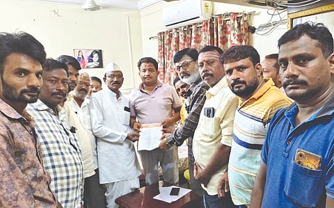 ಸಿಂದಗಿ ನಗರದ ಶಾಸಕ ಎ.ಎಂ. ಮನಗೂಳಿ ಅವರಿಗೆ ತಾಲೂಕು ಹಡಪದ ಅಪ್ಪಣ್ಣ ಸಮಾಜ ಸೇವಾ ಸಂಘದಿಂದ ವಿವಿಧ ಬೇಡಿಕೆಗಳ ಮನವಿ ಸಲ್ಲಿಸಿದರು. ಮಹಾಂತೇಶ ಮೂಲಿಮನಿ, ಮಂಜುನಾಥ ಹಡಪದ, ಪರಶುರಾಮ ನಾವಿ ಮತ್ತಿತರರಿದ್ದರು.